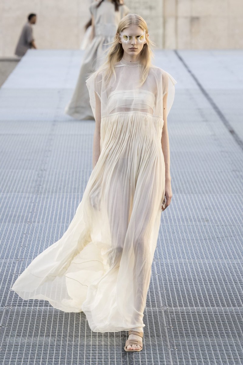 dearvotion's tweet photo. I like Rick at best when he flirts with romance and softness. This is a magnificent gown. https://t.co/9EVPdRAIjB