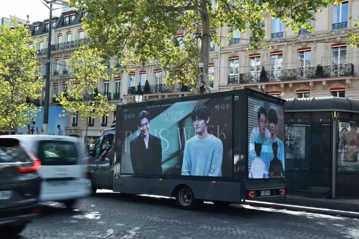 LinhnieTeukie's tweet photo. Đúng như mong đợi, sự xuất hiện của Yoonsik và Siwoo tại Paris đã tạo nên một cơn địa chấn truyền thông toàn cầu!
YOONSIK SIWOO Pour Toujours
#YOONSIKSIWOOINPARIS https://t.co/IBG6hb4IOD