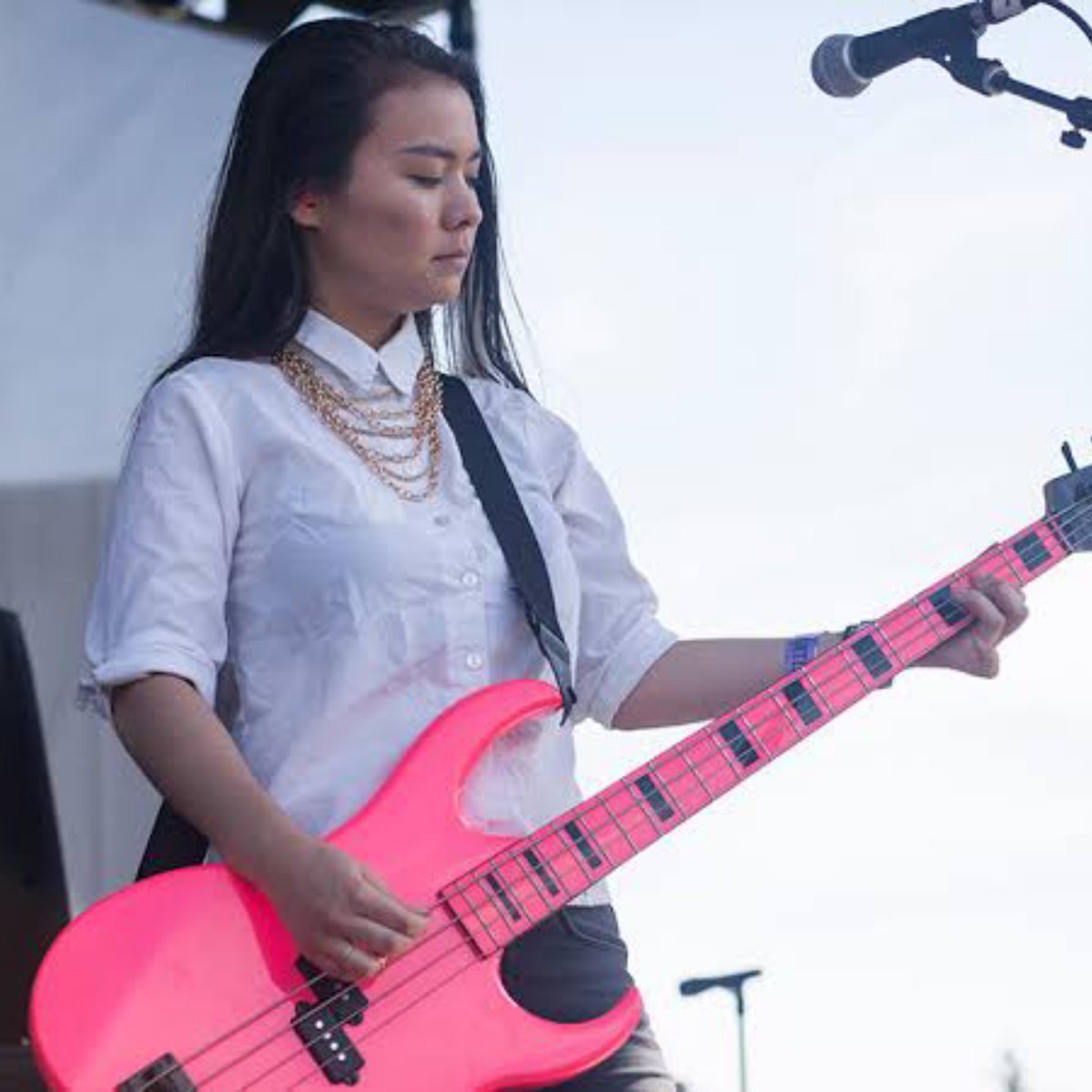 iamnotmitskii's tweet photo. Mitski and her pink bass. https://t.co/uD5yBOgFfL