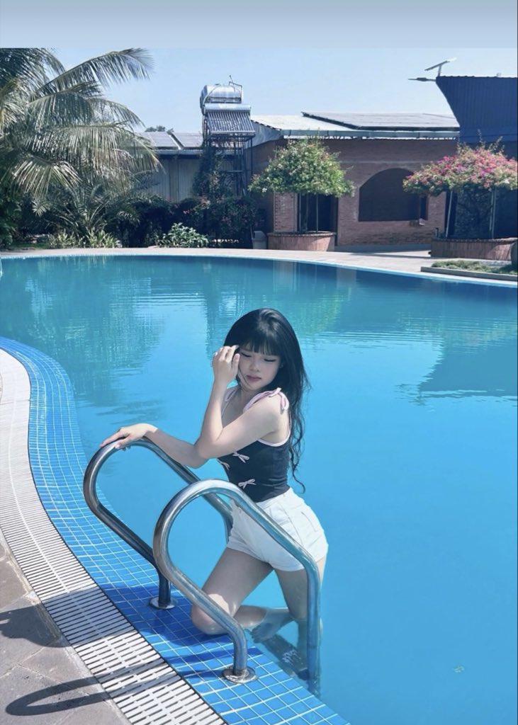 hinini176's tweet photo. 1m50 45ký Cảm thấy nhỏ bé thật sự nên ai cũng muốn bế mình địt 🫪 https://t.co/yRXBTc2mxf