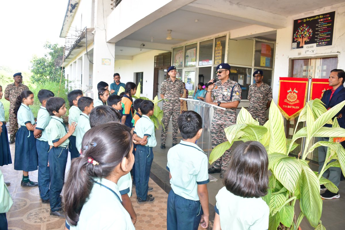 007bn_CRPF's tweet photo. दिनांक 02/10/2026 को 07 BN  CRPF के द्वारा ईगल माउंटेन इंटरनेशनल स्कूल, किरनापुर के विद्यार्थियों को "स्वच्छता ही सेवा" सफाई अभियान के दौरान उनके द्वारा किए गए उत्कृष्ट कार्यों के लिए प्रशंसा पत्र देकर सम्मानित किया गया है
@SwachhBharatGov
@SwaachBharat
@MoHUA_India
@MoJSDDWS https://t.co/5fBJrM06yh