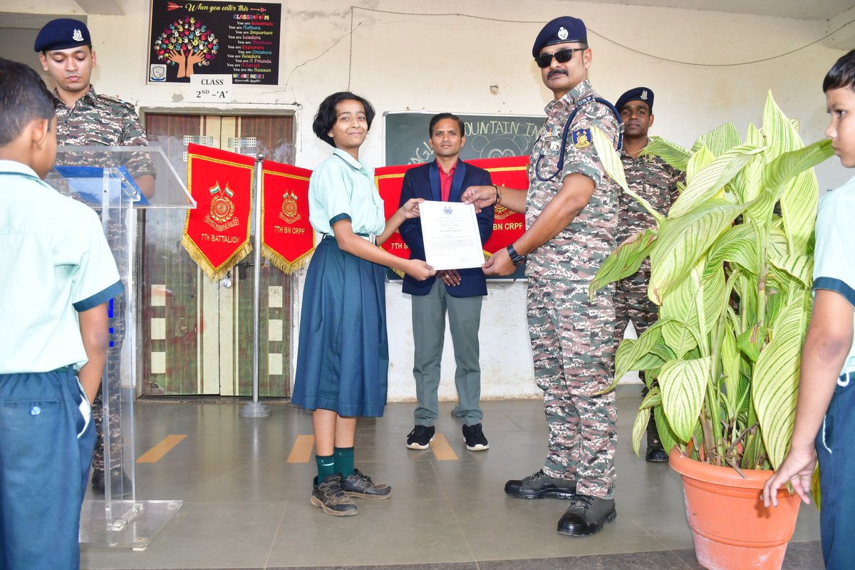 007bn_CRPF's tweet photo. दिनांक 02/10/2026 को 07 BN  CRPF के द्वारा ईगल माउंटेन इंटरनेशनल स्कूल, किरनापुर के विद्यार्थियों को "स्वच्छता ही सेवा" सफाई अभियान के दौरान उनके द्वारा किए गए उत्कृष्ट कार्यों के लिए प्रशंसा पत्र देकर सम्मानित किया गया है
@SwachhBharatGov
@SwaachBharat
@MoHUA_India
@MoJSDDWS https://t.co/5fBJrM06yh