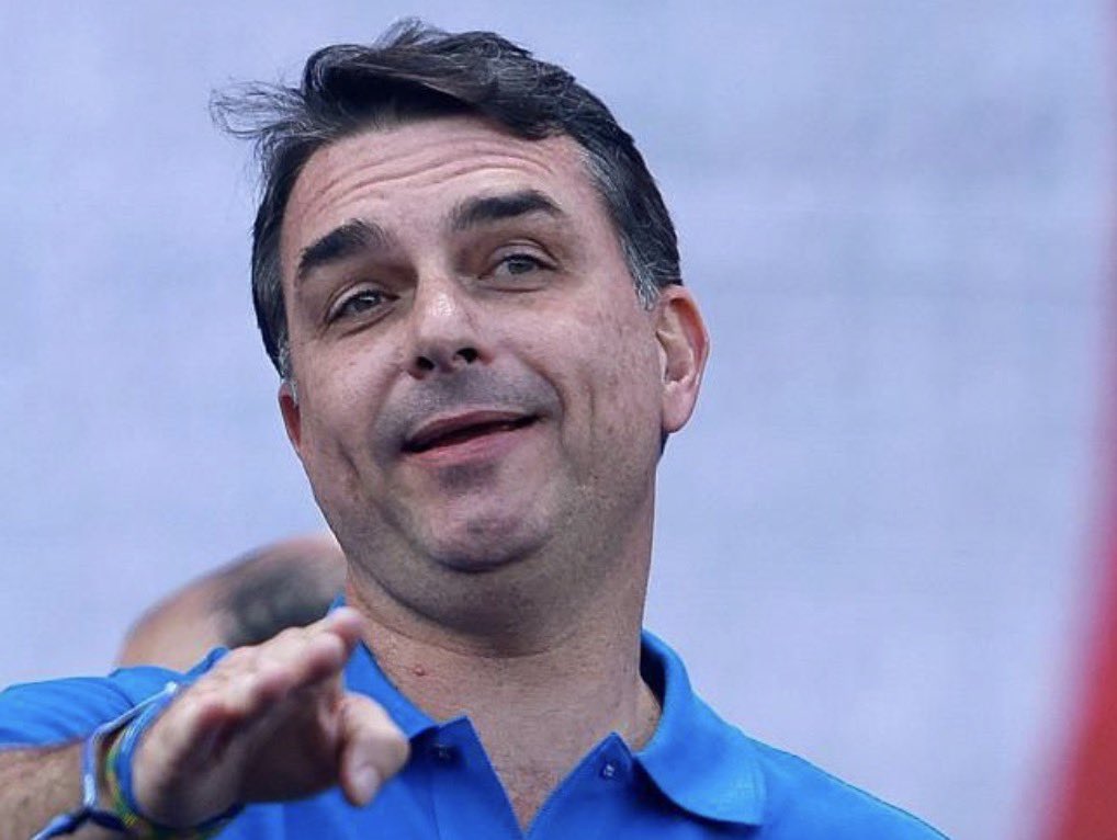Politiquei_Br's tweet photo. ➡️ Flávio quer fazer o eleitor acreditar que desistiu do debate da Globo porque o TSE proibiu a emissora de mostrar o púlpito de Lula vazio e de direcionar perguntas ao petista. Mas se esqueceu de um detalhe: ele faltou ao debate da Band mesmo com o púlpito de Lula à mostra. https://t.co/b5LjkPlC9I