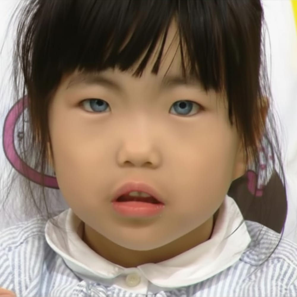 EnsedeCiencia's tweet photo. 🇰🇷👁️💙 Kim Mi-ok nació con ojos azules, una característica extremadamente poco común en Corea del Sur. Desde niña contó haber recibido burlas por su apariencia. Años después, su hija Cho-eun nació con los mismos ojos. Una característica que para muchos resulta hermosa, para ellas significó años de burlas y discriminación.
Fuente: KBS2 / Hello Counselor