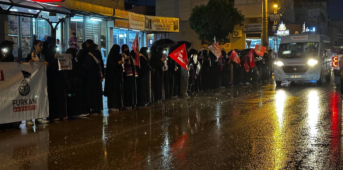 HakikatinSs's tweet photo. Alparslan Kuytul Hocaefendi'nin talebeleri ve sevenleri haksız tutukluluklara karşı Adana'nın farklı bölgelerinde yağmurlu havaya rağmen yürüyüş ve adalet bekleyişi gerçekleştirdiler.

📍Yamaçlı / Yüreğir

#YargıEliyleZulüm 
ZulmeKarşı Meydanlardayız https://t.co/RrdSNRFYoz