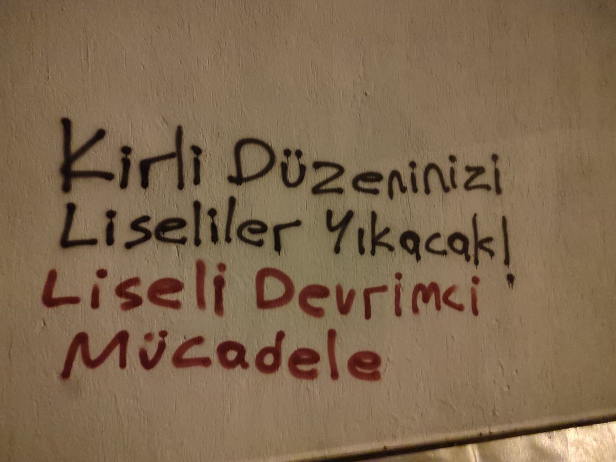 lisdevmucadele's tweet photo. Fransa’da eğitim hakları ve aşırı sağ politikalara karşı direnen liselilerin büyüyen öfkesi egemenleri korkutmaya devam ediyor. 
Fransa’dan Türkiye’ye; Kirli Düzeninizi Liseliler Yıkacak! https://t.co/zFSvQuTwfI