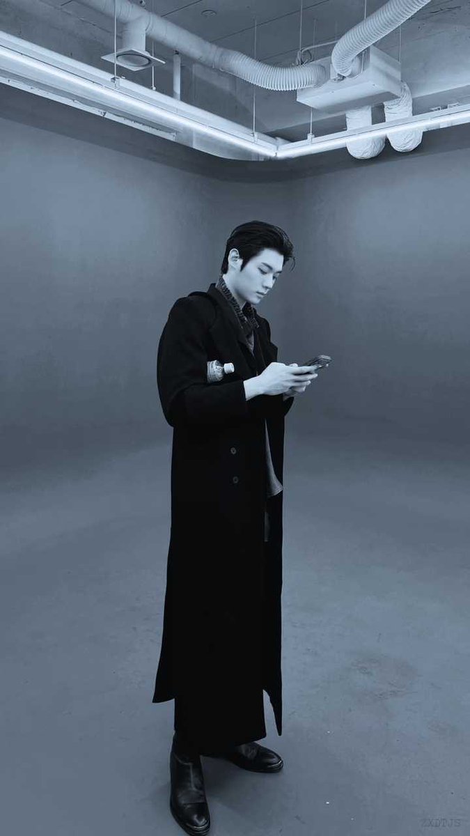 Yoonsik_DataCN's tweet photo. Kim Yoonsik’s serene reserve speaks the same artistic language as Yohji Yamamoto. We are truly grateful for this invitation.
(⁎⁍̴̛͂▿⁍̴̛͂⁎)*✲*

KIMYOONSIK YOHJIYAMAMOTO SS27

#YohjiYamamotoxKIMYOONSIK
#YohjiYamamoto
#YOONSIKPFWSS27 https://t.co/fCIw3Ha5Hy