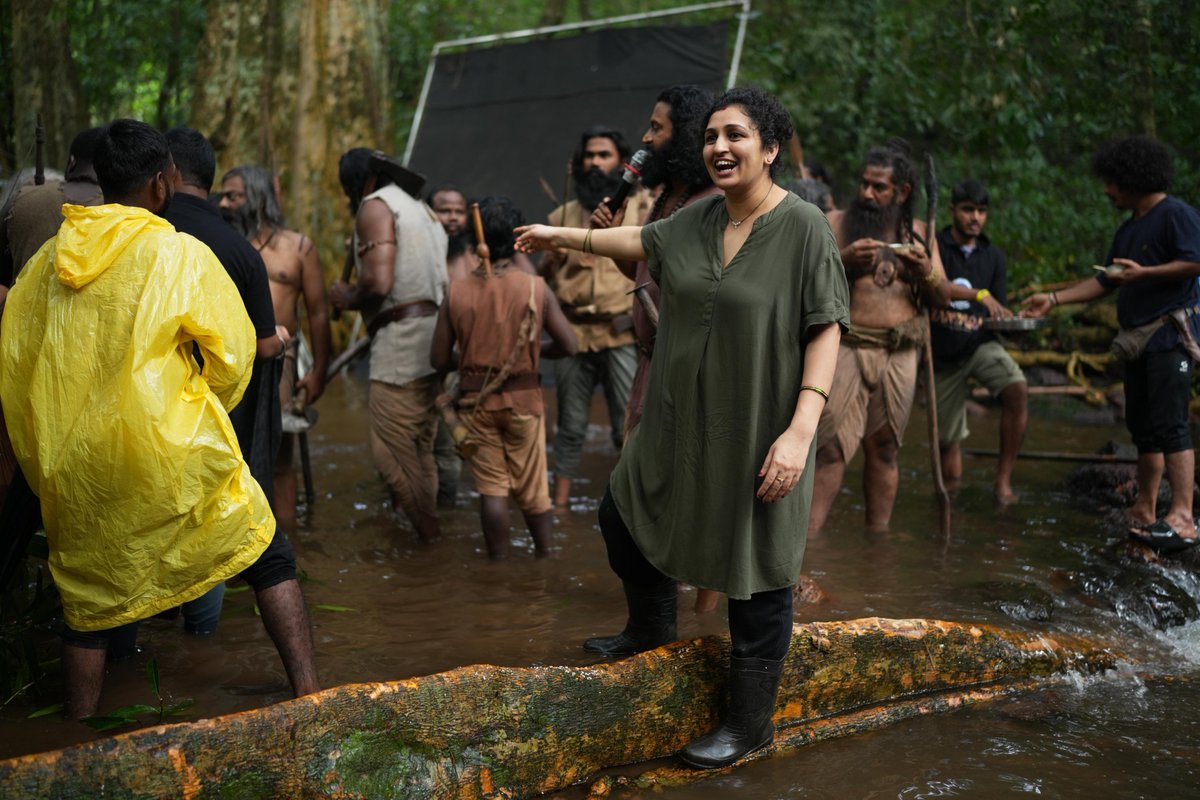 PragathiRShetty's tweet photo. A year of Kantara: Chapter 1. ❤️

‘ಕಾಂತಾರ’ is more than a film, it is a celebration of our soil, people, culture, beliefs and heritage.

Every costume was thoughtfully created to bring this world to life. From fabrics and textures to colours, ornaments and drapes, each detail reflected the era, geography, community and character.

Creating @shetty_rishab's look was another unique challenge, it had to carry a divine presence while also reflecting the ruggedness, strength and warrior spirit of the character.

Balancing history with mythology, realism with cinematic imagination, our aim was to make every look feel authentic, lived-in and rooted.

Heartfelt gratitude to the entire team and everyone who embraced this journey as their own. 🙏🏽

ಈ ಸುಂದರ ಪಯಣದಲ್ಲಿ ನಮ್ಮ ಜೊತೆ ನಿಂತ ಪ್ರತಿಯೊಬ್ಬರಿಗೂ ಹೃದಯಪೂರ್ವಕ ಧನ್ಯವಾದಗಳು. 🙏🏽
