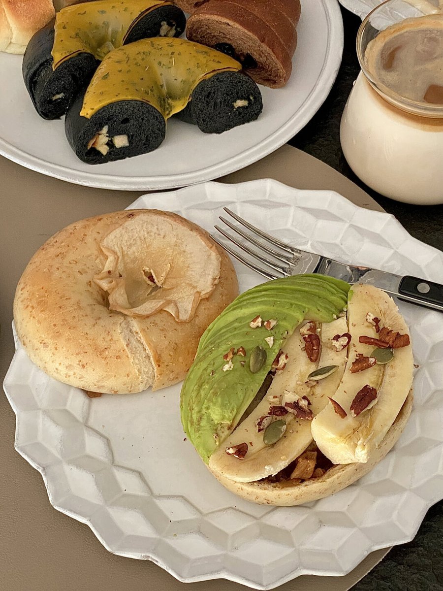 LiaKeatonuciw's tweet photo. Un desayuno rápido con café con leche y tostada de aguacate! Perfecto para empezar el día. https://t.co/Iyk4juxMOO