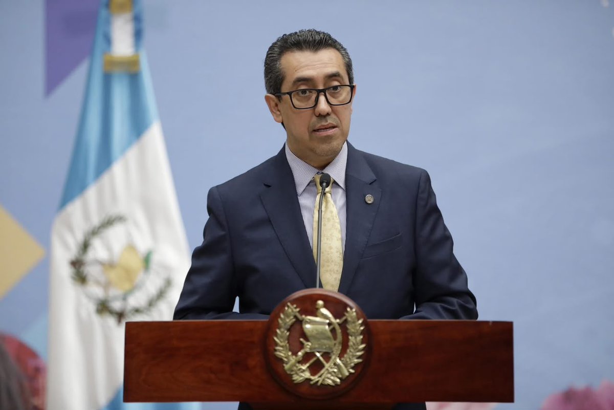CanalAntigua's tweet photo. 🏛️⚖️ CC da 48 horas a Arévalo para informar sobre designación de Menkos

La Corte de Constitucionalidad dio 48 horas al presidente Bernardo Arévalo para que informe sobre la designación de Jonathan Menkos al frente del Banco de Guatemala y la Junta Monetaria.

El cuestionamiento surge porque Menkos mantiene su calidad de diputado electo y cuenta con una licencia del Congreso para ausentarse de sus funciones. El CACIF y el diputado Allan Rodríguez han accionado contra el nombramiento, al señalar una posible incompatibilidad legal.

#CC #JonathanMenkos #Guatemala