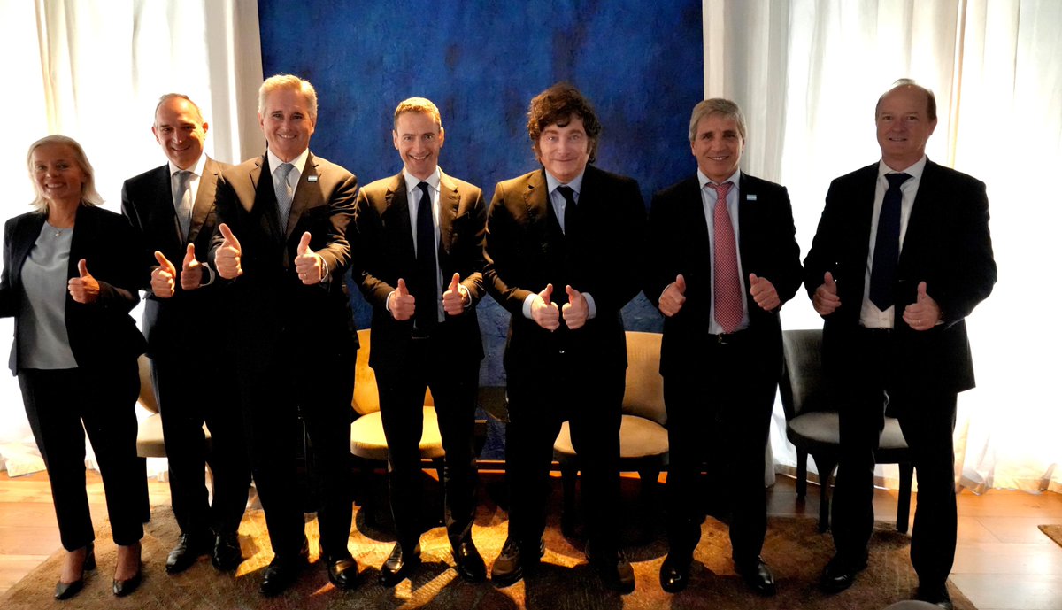 OPRArgentina's tweet photo. El Presidente Javier Milei y el CEO de Glencore, Gary Nagle, anunciaron en París el desarrollo del Proyecto Agua Rica, en Catamarca, luego de que el Comité Evaluador aprobara su ingreso al Régimen de Incentivo para Grandes Inversiones (RIGI). La iniciativa contempla una inversión estimada de USD 4.000 millones para su desarrollo.

El proyecto prevé una inversión de USD 771 millones durante sus primeros dos años y tendrá una capacidad de producción promedio de 200.000 toneladas de cobre por año, con exportaciones estimadas en USD 2.167 millones anuales. La totalidad de la producción estará destinada a los mercados internacionales.

Durante la etapa de construcción se generarán hasta 3.500 puestos de trabajo, mientras que en la fase operativa se prevén 1.250 empleos directos y 3.750 indirectos. El inicio de las obras está previsto para noviembre de 2027 y el comienzo de las operaciones para octubre de 2031.