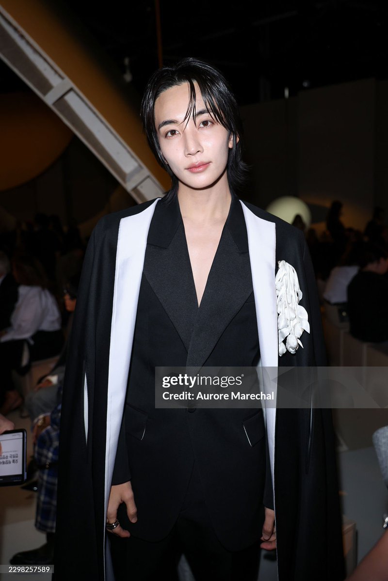 wonubliss's tweet photo. JEONGHAN at Paris Fashion Week for Givenchy show. 

#JEONGHANxGIVENCHY #GivenchySS27
#ParisFashionWeek @pledis_17 @givenchy https://t.co/knFxS888ph