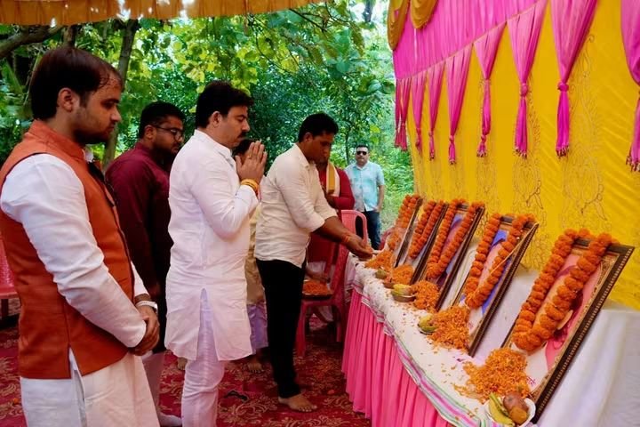 AdarshManiBjp's tweet photo. अत्यंत दुखद एवं दुर्भाग्यपूर्ण फतेहपुर की घटना की बरसी पर आज लेहड़ा टोला पहुंचकर स्व. सत्य प्रकाश दूबे जी एवं उनके परिवार की सभी दिवंगत पुण्यात्माओं को भावभीनी श्रद्धांजलि अर्पित की। https://t.co/R6c7gXnmMo