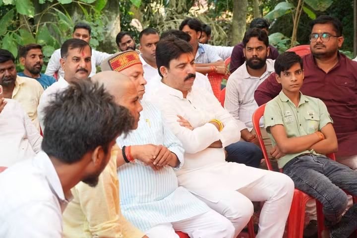 AdarshManiBjp's tweet photo. अत्यंत दुखद एवं दुर्भाग्यपूर्ण फतेहपुर की घटना की बरसी पर आज लेहड़ा टोला पहुंचकर स्व. सत्य प्रकाश दूबे जी एवं उनके परिवार की सभी दिवंगत पुण्यात्माओं को भावभीनी श्रद्धांजलि अर्पित की। https://t.co/R6c7gXnmMo