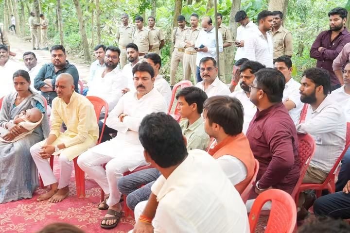 AdarshManiBjp's tweet photo. अत्यंत दुखद एवं दुर्भाग्यपूर्ण फतेहपुर की घटना की बरसी पर आज लेहड़ा टोला पहुंचकर स्व. सत्य प्रकाश दूबे जी एवं उनके परिवार की सभी दिवंगत पुण्यात्माओं को भावभीनी श्रद्धांजलि अर्पित की। https://t.co/R6c7gXnmMo