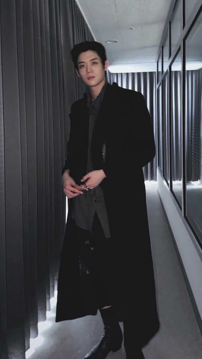 kimyoonsik_vn's tweet photo. From endless hard work to moments like this in Paris, Kim Yoon Sik deserves to enjoy every beautiful step of his journey

 KIMYOONSIK YOHJIYAMAMOTO SS27  #YohjiYamamotoxKIMYOONSIK #YohjiYamamoto #YOONSIKPFWSS27 https://t.co/ckFMQ2XHWQ