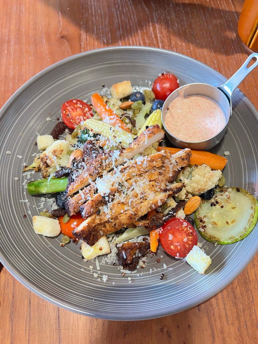 AmeliaAmbeukpz's tweet photo. Comida para perder grasa: pechuga de pollo a la parrilla + ensalada de espinaca + quinoa. Ligera, saciante y super rápida de preparar. Perfecta para tu día! https://t.co/sbMhGjM2qq