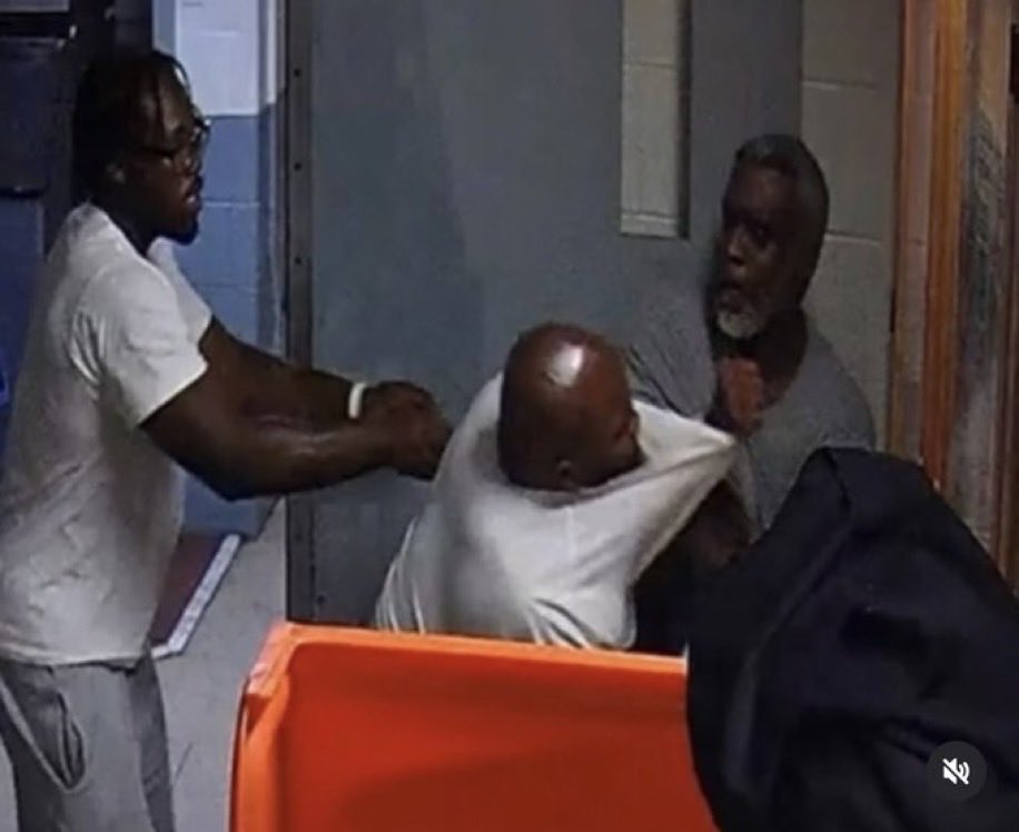 SaycheeseDGTL's tweet photo. Diddy pops off on another inmate in the prison he apparently runs now. 😳 https://t.co/M9YTuCupNS