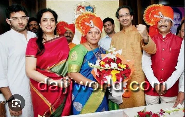 GaneshD56174762's tweet photo. मीनाक्षी शिंदे, आज ठाकरे कुटुंबावर टीका करताना जरा भूतकाळात डोकावून पाहा!

ज्यांनी तुम्हाला ठाण्याच्या प्रथम नागरिकपदाचा महापौरपदाचा मान दिला, त्याच ठाकरे कुटुंबाविरोधात आज तुम्ही ज्या पद्धतीने बोलता, ते पाहून कृतज्ञता हा शब्द तुमच्या राजकीय शब्दकोशातूनच गायब झाला की काय, 
1/2 https://t.co/MxLcDSgEiM