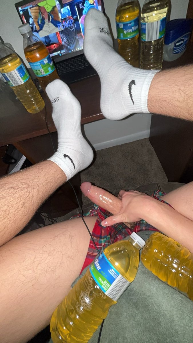 lilpornmutt's tweet photo. are u really a gooner if ur room isn't littered with piss bottles??? https://t.co/l4sFan4IZc