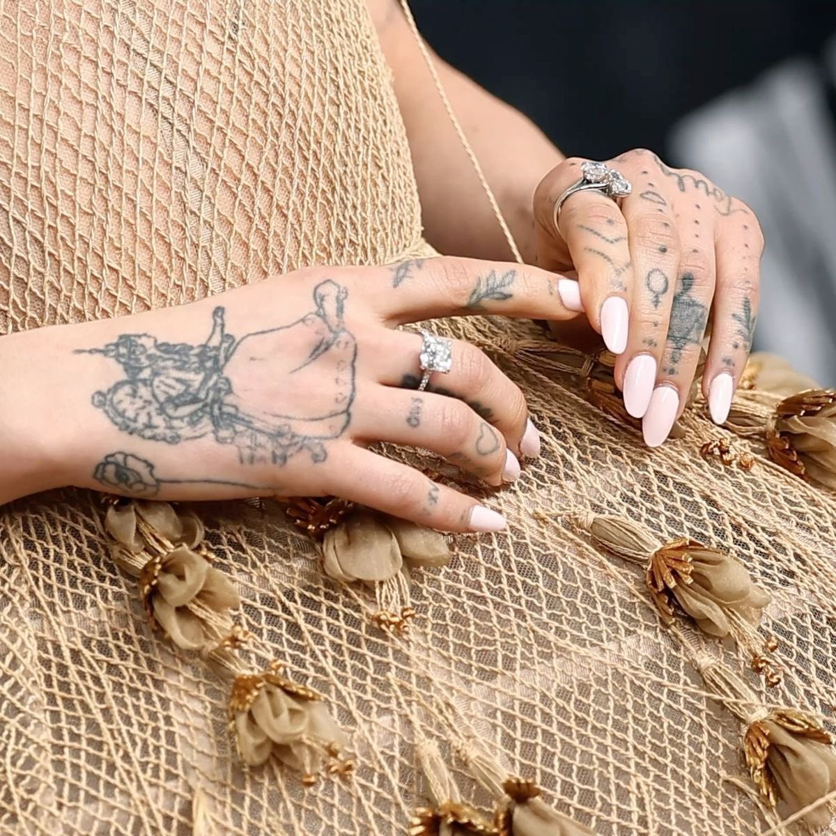biqfeelings's tweet photo. obsessed with her hand tattoos https://t.co/u8fV58o3rL