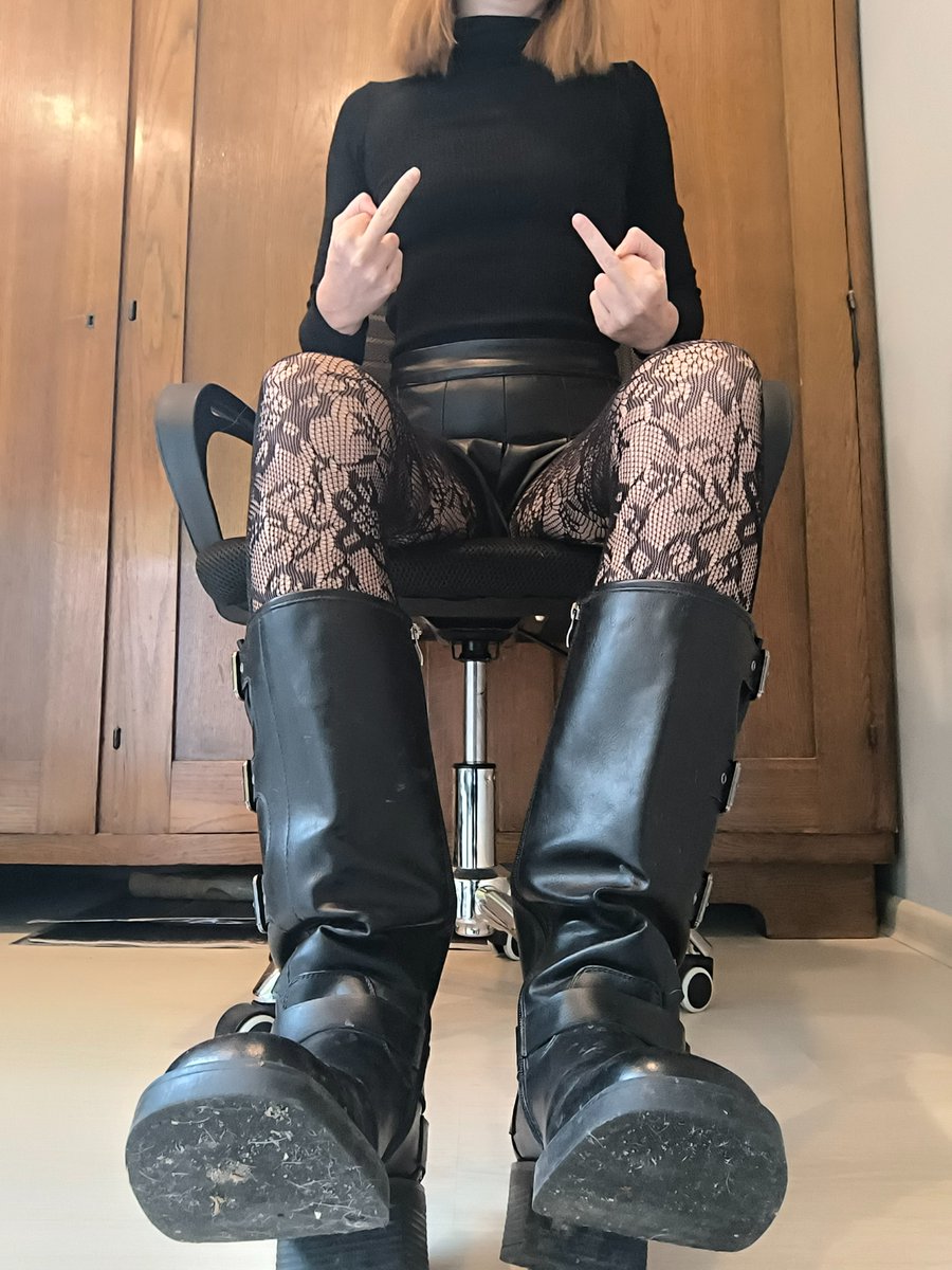 MilaFox0's tweet photo. pozdrowienia dla tych, co jeszcze w pracy. ja już wybieram, co mi kupicie 😌 https://t.co/Er4mErNXuL