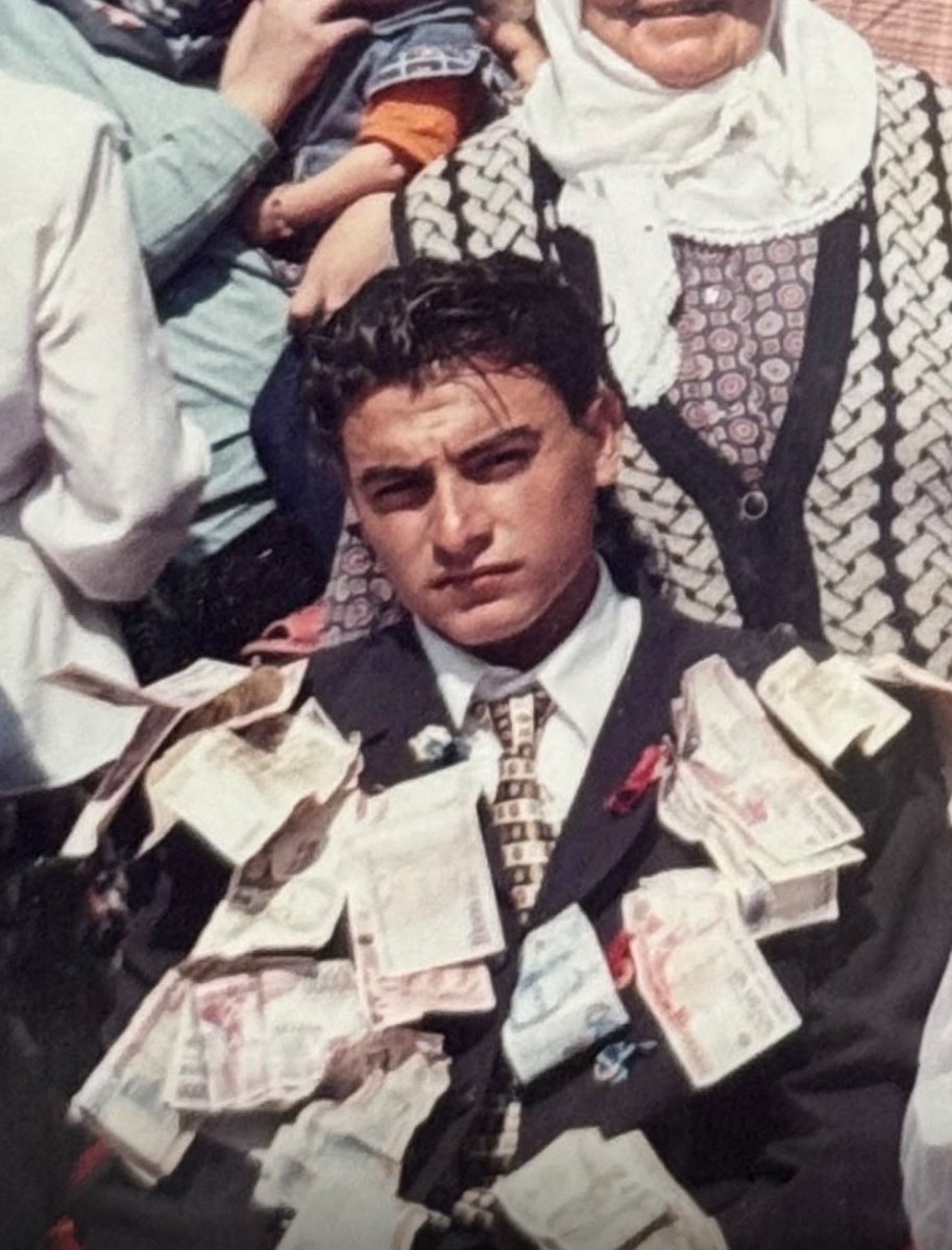 atesetmemike's tweet photo. annemle babamın düğünü godfather'ın ilk bölümündeki düğüne benziyor adamın bakışları buram buram sicilya kokuyor https://t.co/sx1bav4BPo