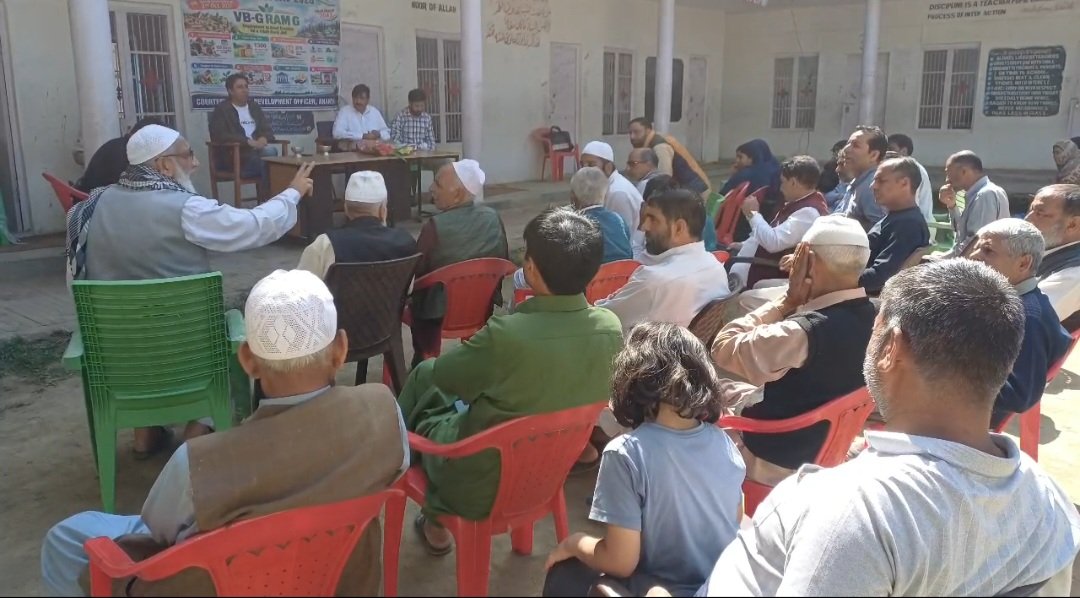 DCAnantnag's tweet photo. Special Gram sabhas held across 335 panchayats in District Anantnag
ACD attended the Special Gram Sabhas at TB Shah &amp; Muniwar Panchayats. Special  focus was given on #VGPPs,local priorities &amp; grassroot governance with active participation of #PRIs &amp; public
@DrBilalbhatIAS @CM_JnK https://t.co/9tWWbOTOQz