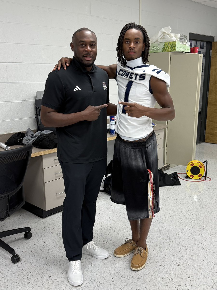 JaydenJuniors's tweet photo. Thank you to coach @RicoZackery  for stopping by to see me!

@ECUPiratesFB 
@CoachBryanLamar @CoachKGRoberts
 @CoachSpeights1
@_CoachThomas7
@Dkmurray7 
@247Sports
@247recruiting
@Rivals
@RivalsHS
@On3 https://t.co/BRxrZMRU2n