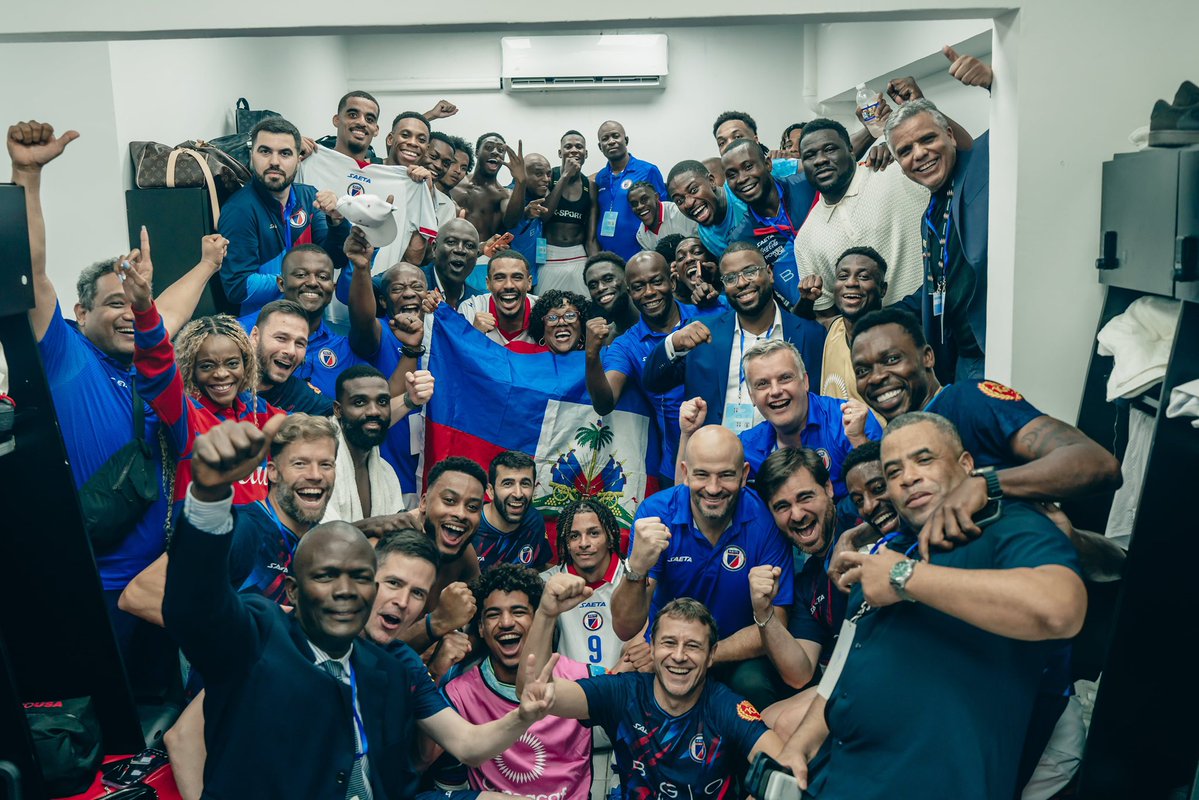 fhfhaiti's tweet photo. Pou drapo a, pou ti bout tè Papa Desalin nan, pou chak grenn Ayisyen ki te kwè, ki te sipòte e ki te viv moman sa a ak tout kè li. Nou tout se Grenadye! https://t.co/WjEFQ8SNeL
