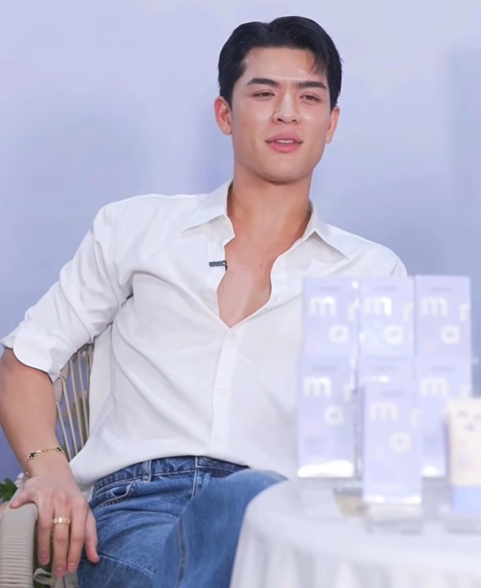 kyoirumo's tweet photo. ok but joss's whole look today is so 😳🫠 the deep v neck top, the jeans, the hair, VC bracelet and cartier ring...everything about this man is just, PERFECT 😩❤

JOSSGAWIN MAMI LIVE
#MamixJossGawinLive 
#JossWayar https://t.co/zUzQ8IIIKP