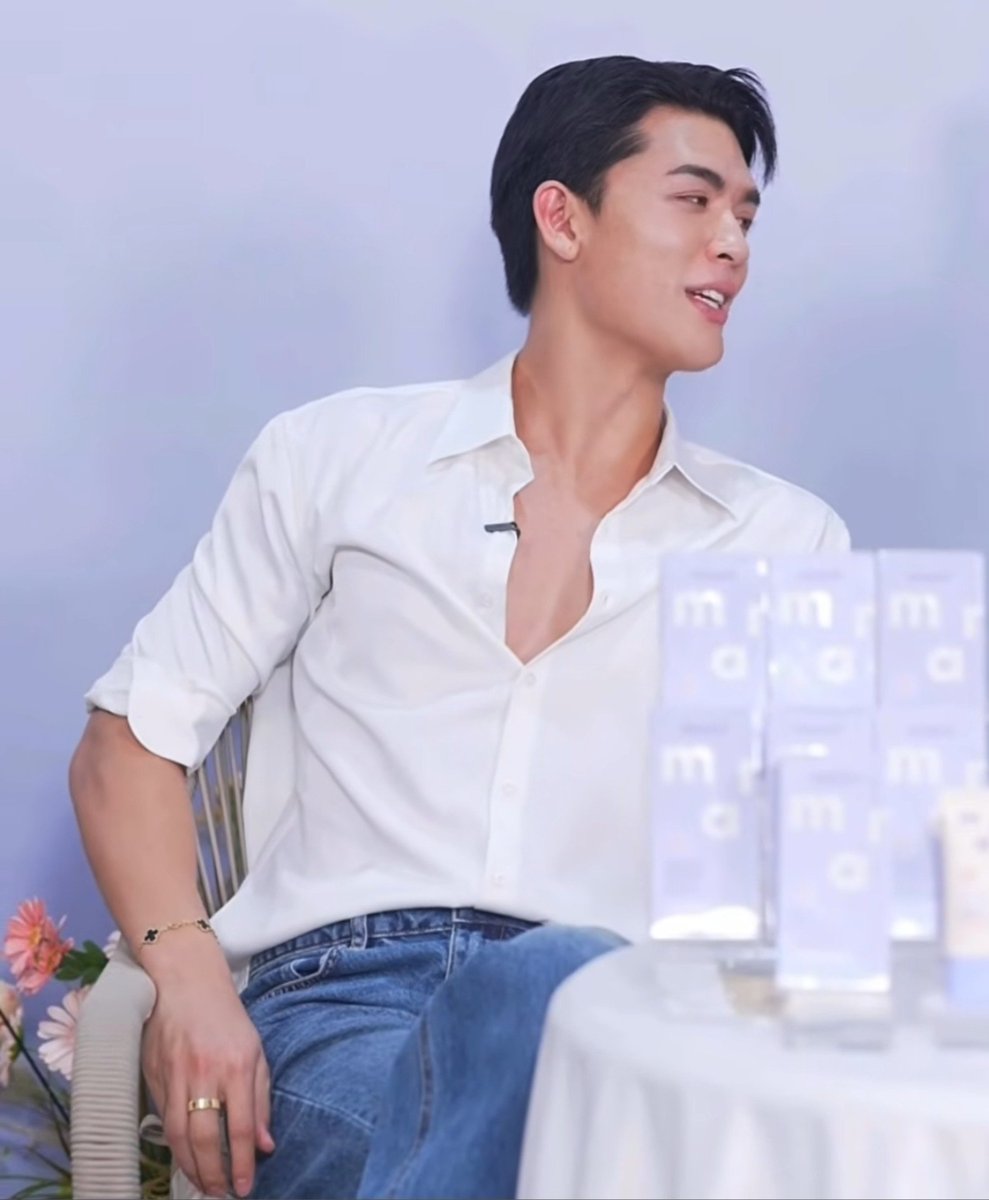 kyoirumo's tweet photo. ok but joss's whole look today is so 😳🫠 the deep v neck top, the jeans, the hair, VC bracelet and cartier ring...everything about this man is just, PERFECT 😩❤

JOSSGAWIN MAMI LIVE
#MamixJossGawinLive 
#JossWayar https://t.co/zUzQ8IIIKP