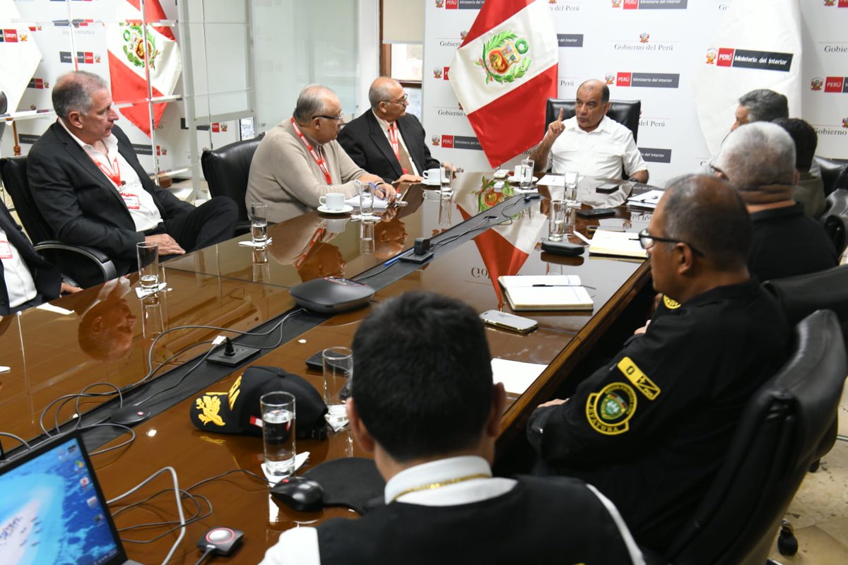 MininterPeru's tweet photo. De esta manera, el #Mininter reafirma su compromiso de tener un contacto directo con los transportistas, atender sus necesidades y seguir sumando esfuerzos que contribuyan a la seguridad de quienes trabajan y se movilizan por todo el país.
#SeguridadYOrden https://t.co/i0iz6NAHfW