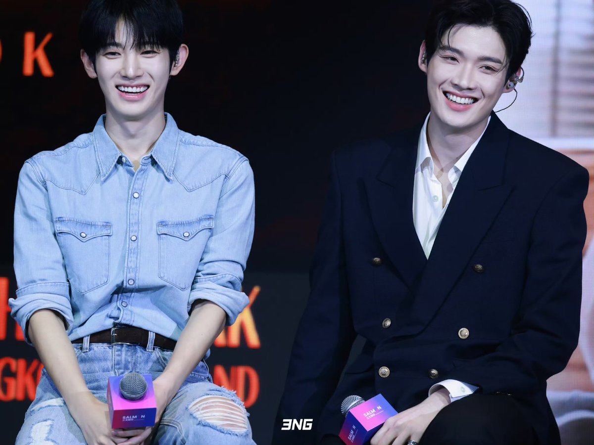 ttanovoo's tweet photo. On the show seats, Su and Kim Yunsik will become the focus of cameras.

YOONSIK SIWOO Pour Toujours

#YOONSIKSIWOOINPARIS https://t.co/F1Cj4H9tBK
