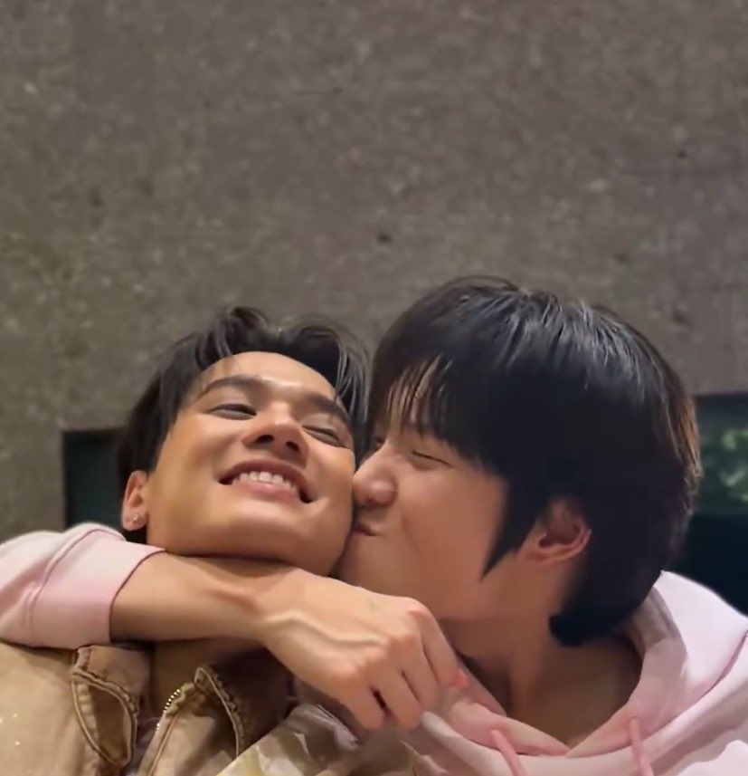 pukjin's tweet photo. มิลานมีสิ่งนี้…. ปารีสยอมแพ้ได้เหรอ??? 

@.harit_keng @.nampingnapat https://t.co/TUeYQ70zDm