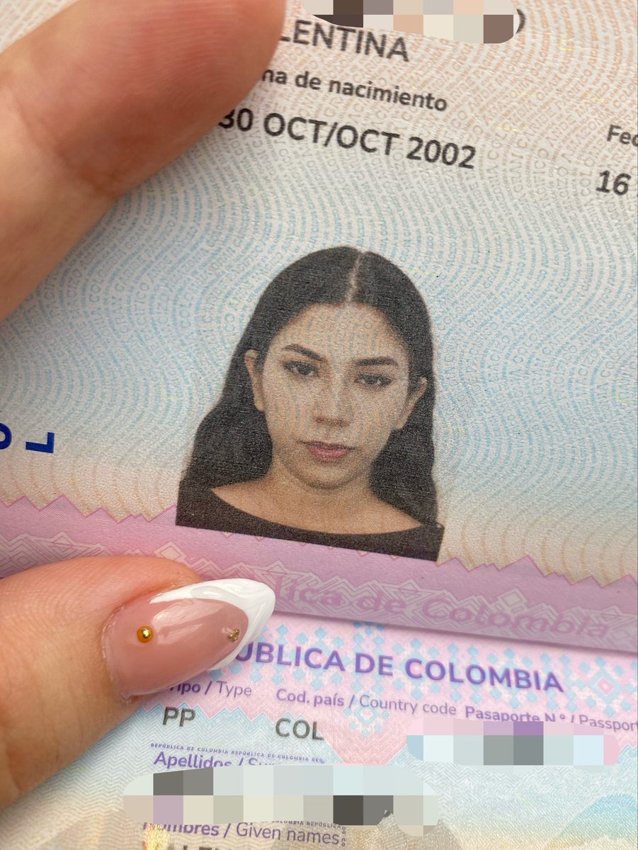 daisybrekker's tweet photo. vengo a confirmar que maquillaje que se hacen en internet para la foto del pasaporte FUNCIONA!! me falto hacerme el peinado pero me doy por bien servida https://t.co/2LWGumZVW4