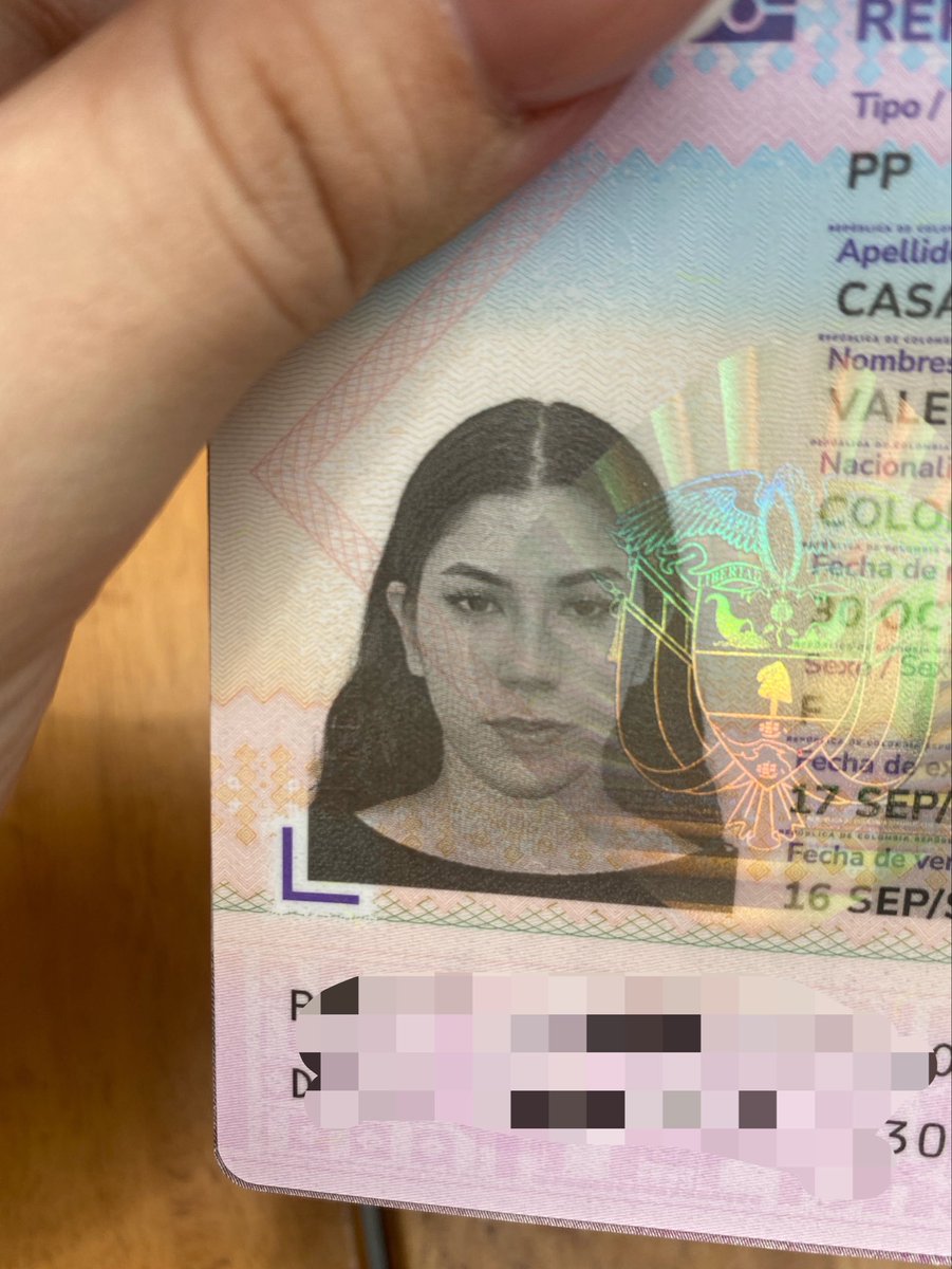 daisybrekker's tweet photo. vengo a confirmar que maquillaje que se hacen en internet para la foto del pasaporte FUNCIONA!! me falto hacerme el peinado pero me doy por bien servida https://t.co/2LWGumZVW4