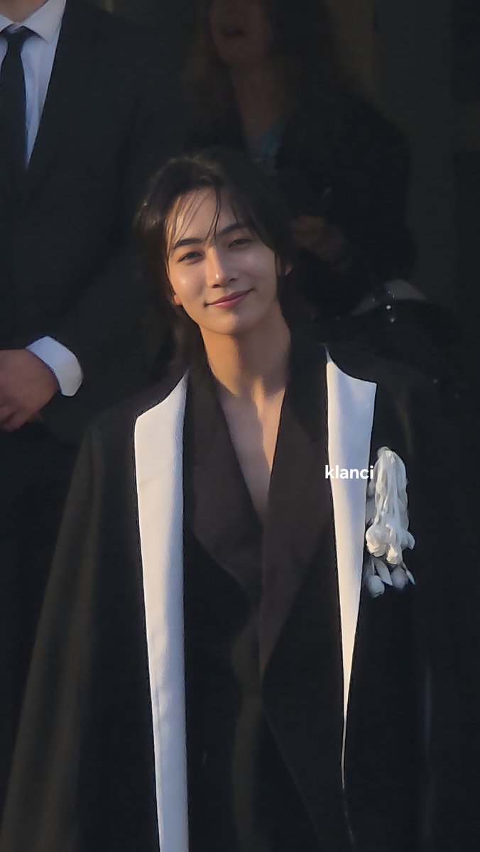 klanci_twt's tweet photo. 🐰 Seventeen Jeonghan at the Givenchy runway show for the Paris Fashion Week - pfw 
JEONGHAN AT GIVENCHY PFW #JEONGHANxGIVENCHY #ジョンハン #GivenchySS27 #seventeen #ParisFashionWeek @pledis_17 @givenchy https://t.co/X3kuIiMzRl