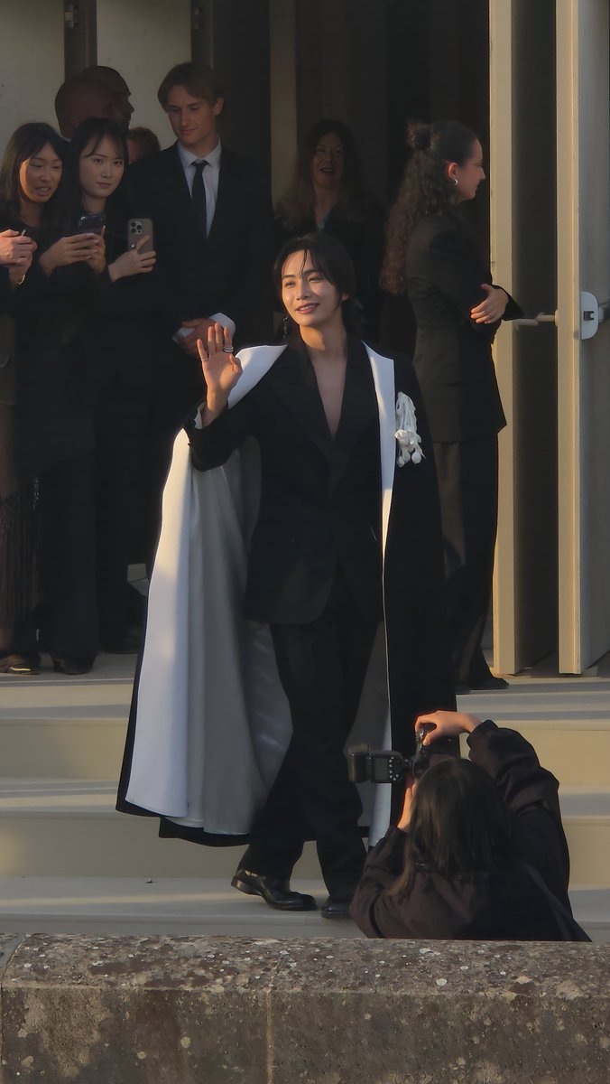 klanci_twt's tweet photo. 🐰 Seventeen Jeonghan at the Givenchy runway show for the Paris Fashion Week - pfw 
JEONGHAN AT GIVENCHY PFW #JEONGHANxGIVENCHY #ジョンハン #GivenchySS27 #seventeen #ParisFashionWeek @pledis_17 @givenchy https://t.co/X3kuIiMzRl