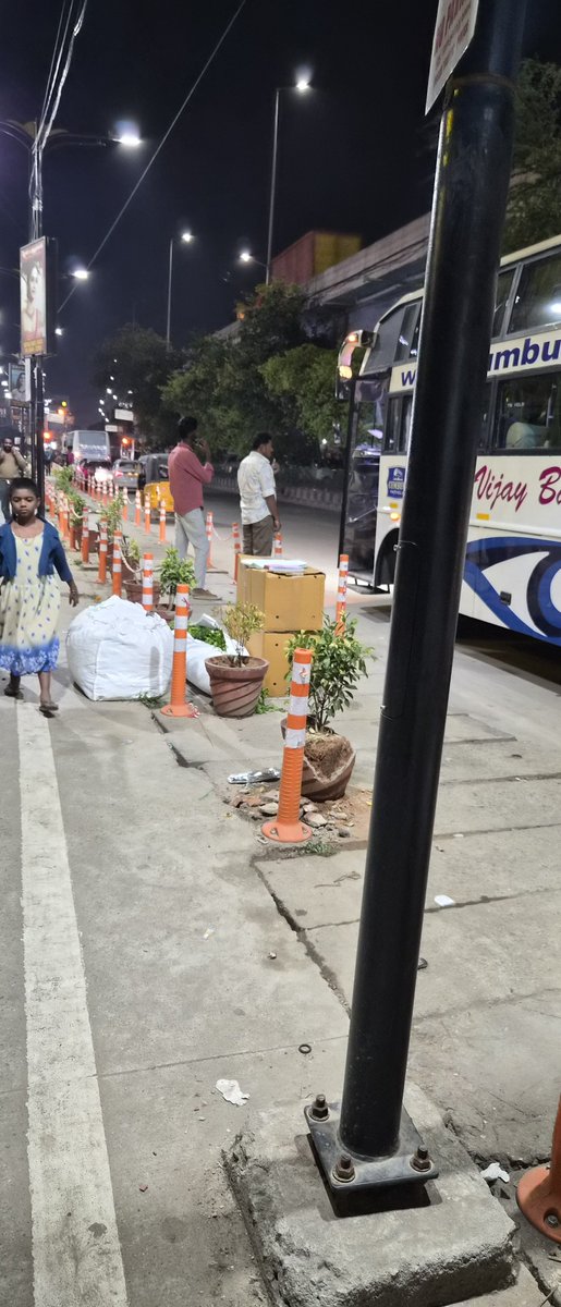 7Senthamil's tweet photo. @HosurCorp @commr_hosur 

Please take an action on this. Daily they are blocking the path way with parcels. 

Location : opposite to hosur bus stand - infront of Axis bank ATM https://t.co/VH2ukTXYTt