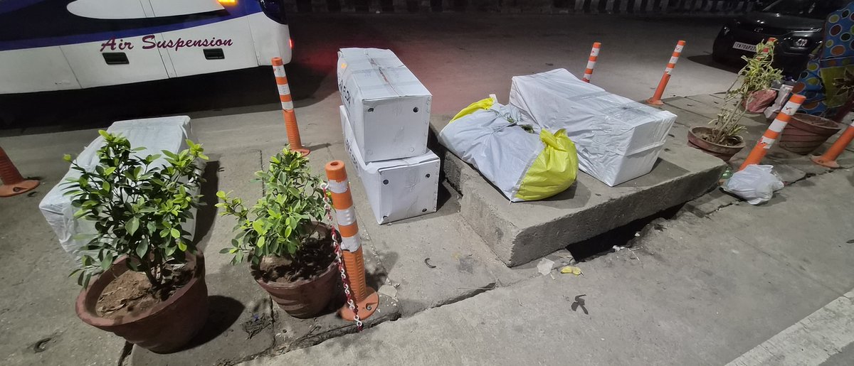 7Senthamil's tweet photo. @HosurCorp @commr_hosur 

Please take an action on this. Daily they are blocking the path way with parcels. 

Location : opposite to hosur bus stand - infront of Axis bank ATM https://t.co/VH2ukTXYTt