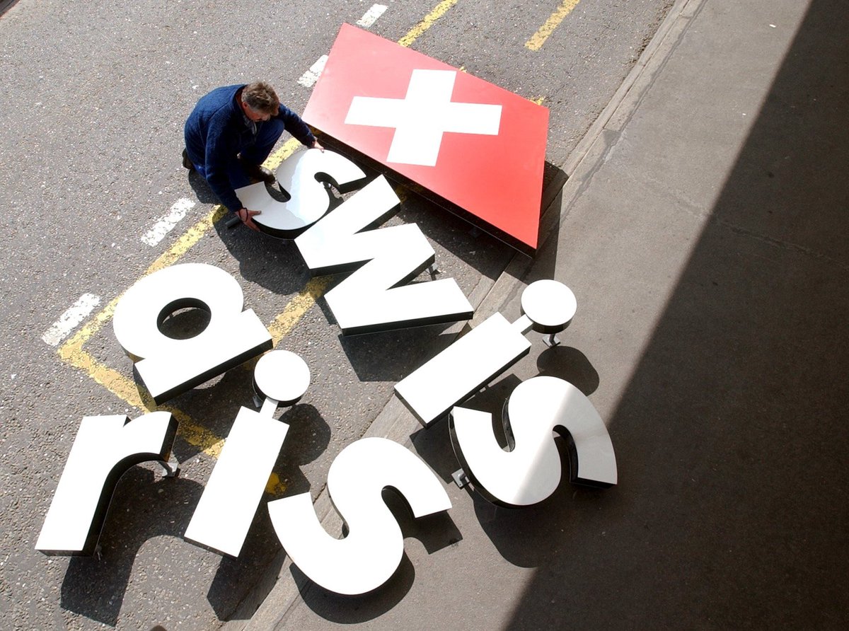 airplusnews's tweet photo. 🔴 2 octobre 2001 : le jour où Swissair s’est arrêtée.

Il y a 25 ans, le 2 octobre 2001, Swissair, symbole de l’aviation suisse, est contrainte de clouer au sol l’ensemble de sa flotte.

Privée de liquidités, la compagnie ne peut plus payer ses fournisseurs, notamment son carburant. Des dizaines d’avions restent au sol et des milliers de passagers sont bloqués à travers le monde.

Ce « grounding » marque le début de la fin pour Swissair, victime notamment de la crise du transport aérien après le 11-Septembre et surtout de la stratégie d’expansion de SAirGroup, dont l’endettement était devenu colossal.

Un choc historique pour l’aviation suisse : la « Swissair » disparaîtra définitivement au profit de SWISS en 2002.