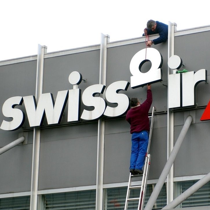 airplusnews's tweet photo. 🔴 2 octobre 2001 : le jour où Swissair s’est arrêtée.

Il y a 25 ans, le 2 octobre 2001, Swissair, symbole de l’aviation suisse, est contrainte de clouer au sol l’ensemble de sa flotte.

Privée de liquidités, la compagnie ne peut plus payer ses fournisseurs, notamment son carburant. Des dizaines d’avions restent au sol et des milliers de passagers sont bloqués à travers le monde.

Ce « grounding » marque le début de la fin pour Swissair, victime notamment de la crise du transport aérien après le 11-Septembre et surtout de la stratégie d’expansion de SAirGroup, dont l’endettement était devenu colossal.

Un choc historique pour l’aviation suisse : la « Swissair » disparaîtra définitivement au profit de SWISS en 2002.