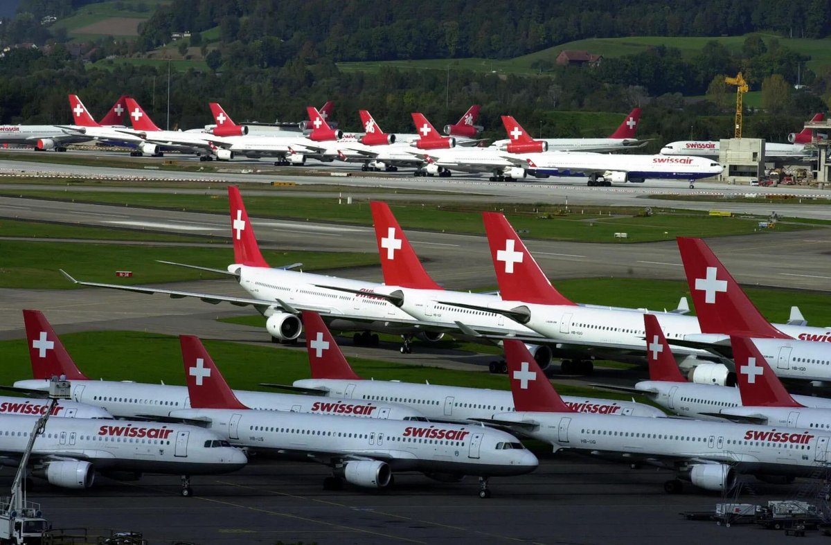 airplusnews's tweet photo. 🔴 2 octobre 2001 : le jour où Swissair s’est arrêtée.

Il y a 25 ans, le 2 octobre 2001, Swissair, symbole de l’aviation suisse, est contrainte de clouer au sol l’ensemble de sa flotte.

Privée de liquidités, la compagnie ne peut plus payer ses fournisseurs, notamment son carburant. Des dizaines d’avions restent au sol et des milliers de passagers sont bloqués à travers le monde.

Ce « grounding » marque le début de la fin pour Swissair, victime notamment de la crise du transport aérien après le 11-Septembre et surtout de la stratégie d’expansion de SAirGroup, dont l’endettement était devenu colossal.

Un choc historique pour l’aviation suisse : la « Swissair » disparaîtra définitivement au profit de SWISS en 2002.
