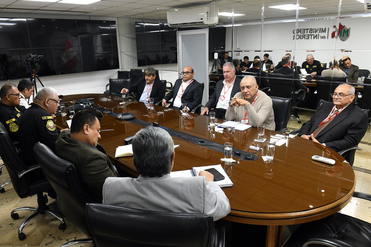 MininterPeru's tweet photo. De esta manera, el #Mininter reafirma su compromiso de tener un contacto directo con los transportistas, atender sus necesidades y seguir sumando esfuerzos que contribuyan a la seguridad de quienes trabajan y se movilizan por todo el país.
#SeguridadYOrden https://t.co/i0iz6NAHfW