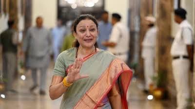 Rameshbhimtal's tweet photo. यूपी और पंजाब चुनाव से पहले कांग्रेस ने संगठन में बड़ा बदलाव किया है।

यूपी में अजय राय की जगह प्रमोद तिवारी की बेटी आराधना मिश्रा ‘मोना’ को प्रदेश अध्यक्ष बनाया गया।

पंजाब में राजा वडिंग के इस्तीफे के बाद परगट सिंह को प्रदेश कांग्रेस की कमान मिली।

पंजाब में सवाल है—क्या नेतृत्व परिवर्तन से लंबे समय से चली आ रही अंदरूनी खींचतान खत्म होगी?

यूपी में तस्वीर थोड़ी अलग है। अखिलेश यादव का PDA अगर ब्राह्मण वोट के साथ कोई व्यापक सामाजिक समीकरण बनाता है, तो कांग्रेस का आराधना मिश्रा को प्रदेश अध्यक्ष बनाना उसी दिशा में एक राजनीतिक संकेत के तौर पर देखा जा सकता है।

क्या कांग्रेस इस कदम के जरिए ब्राह्मण वोट के एक हिस्से को अपने साथ जोड़ पाएगी?

फिलहाल यह बात कागज पर है। असली चुनौती इसे जमीन पर उतारने की होगी। लेकिन इतना जरूर है कि कांग्रेस का यह फैसला ब्राह्मण प्रतिनिधित्व और व्यापक सामाजिक समीकरण की दिशा में उठाया गया महत्वपूर्ण संगठनात्मक कदम दिखाई देता है।

#UttarPradesh #Punjab #Congress #AradhanaMishra #PargatSingh #UPPolitics #PunjabPolitics