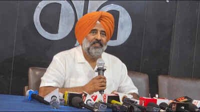 Rameshbhimtal's tweet photo. यूपी और पंजाब चुनाव से पहले कांग्रेस ने संगठन में बड़ा बदलाव किया है।

यूपी में अजय राय की जगह प्रमोद तिवारी की बेटी आराधना मिश्रा ‘मोना’ को प्रदेश अध्यक्ष बनाया गया।

पंजाब में राजा वडिंग के इस्तीफे के बाद परगट सिंह को प्रदेश कांग्रेस की कमान मिली।

पंजाब में सवाल है—क्या नेतृत्व परिवर्तन से लंबे समय से चली आ रही अंदरूनी खींचतान खत्म होगी?

यूपी में तस्वीर थोड़ी अलग है। अखिलेश यादव का PDA अगर ब्राह्मण वोट के साथ कोई व्यापक सामाजिक समीकरण बनाता है, तो कांग्रेस का आराधना मिश्रा को प्रदेश अध्यक्ष बनाना उसी दिशा में एक राजनीतिक संकेत के तौर पर देखा जा सकता है।

क्या कांग्रेस इस कदम के जरिए ब्राह्मण वोट के एक हिस्से को अपने साथ जोड़ पाएगी?

फिलहाल यह बात कागज पर है। असली चुनौती इसे जमीन पर उतारने की होगी। लेकिन इतना जरूर है कि कांग्रेस का यह फैसला ब्राह्मण प्रतिनिधित्व और व्यापक सामाजिक समीकरण की दिशा में उठाया गया महत्वपूर्ण संगठनात्मक कदम दिखाई देता है।

#UttarPradesh #Punjab #Congress #AradhanaMishra #PargatSingh #UPPolitics #PunjabPolitics