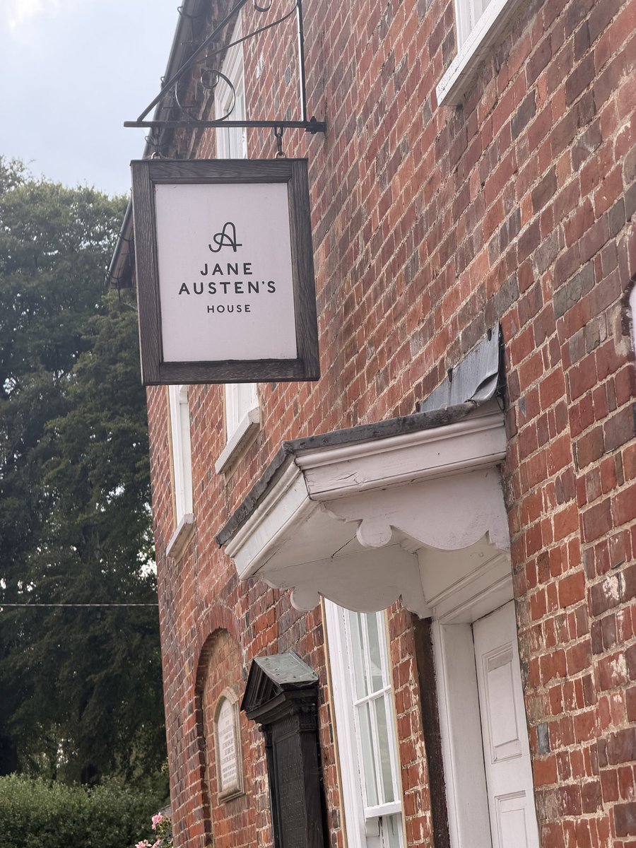 SadiaTheSadia's tweet photo. And over the summer, I visited the writer Jane Austin’s house. https://t.co/mQeonWEvuh