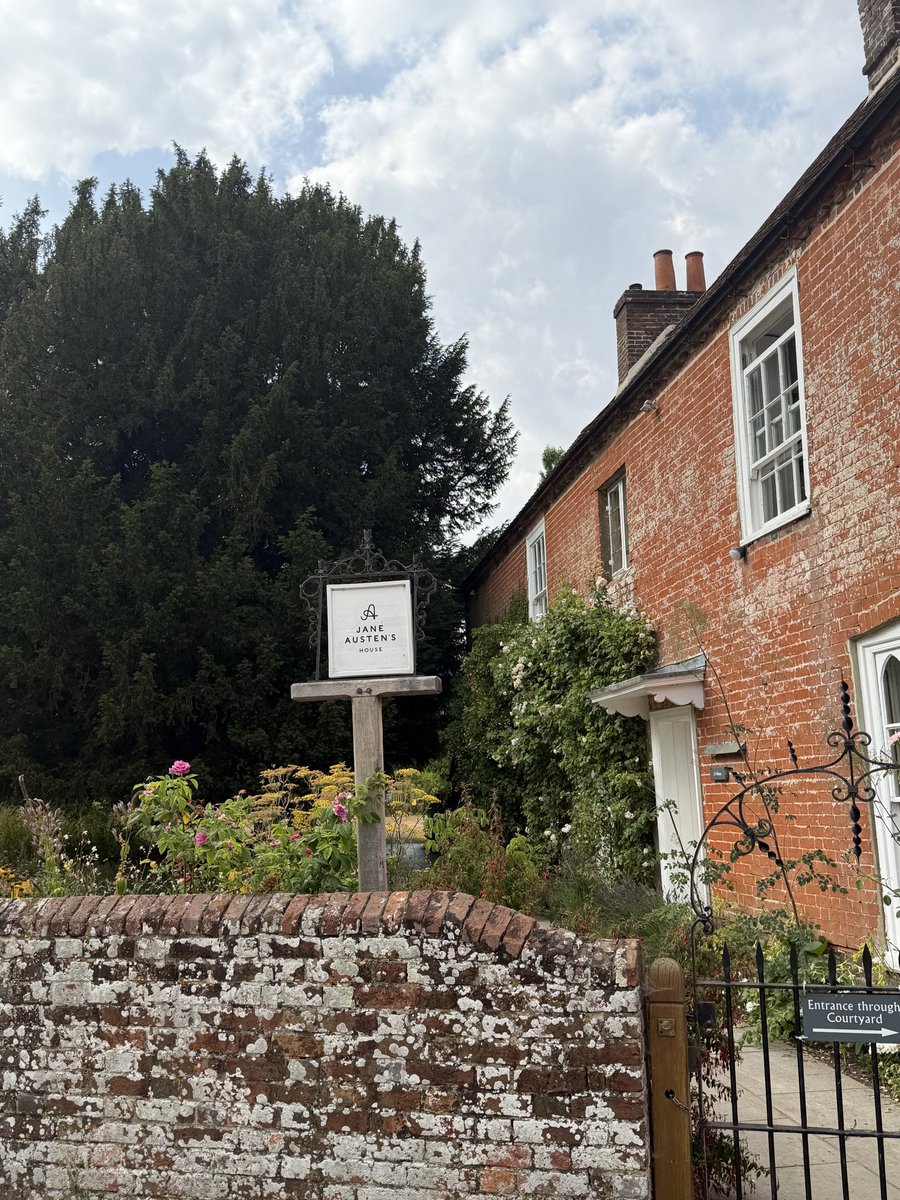 SadiaTheSadia's tweet photo. And over the summer, I visited the writer Jane Austin’s house. https://t.co/mQeonWEvuh