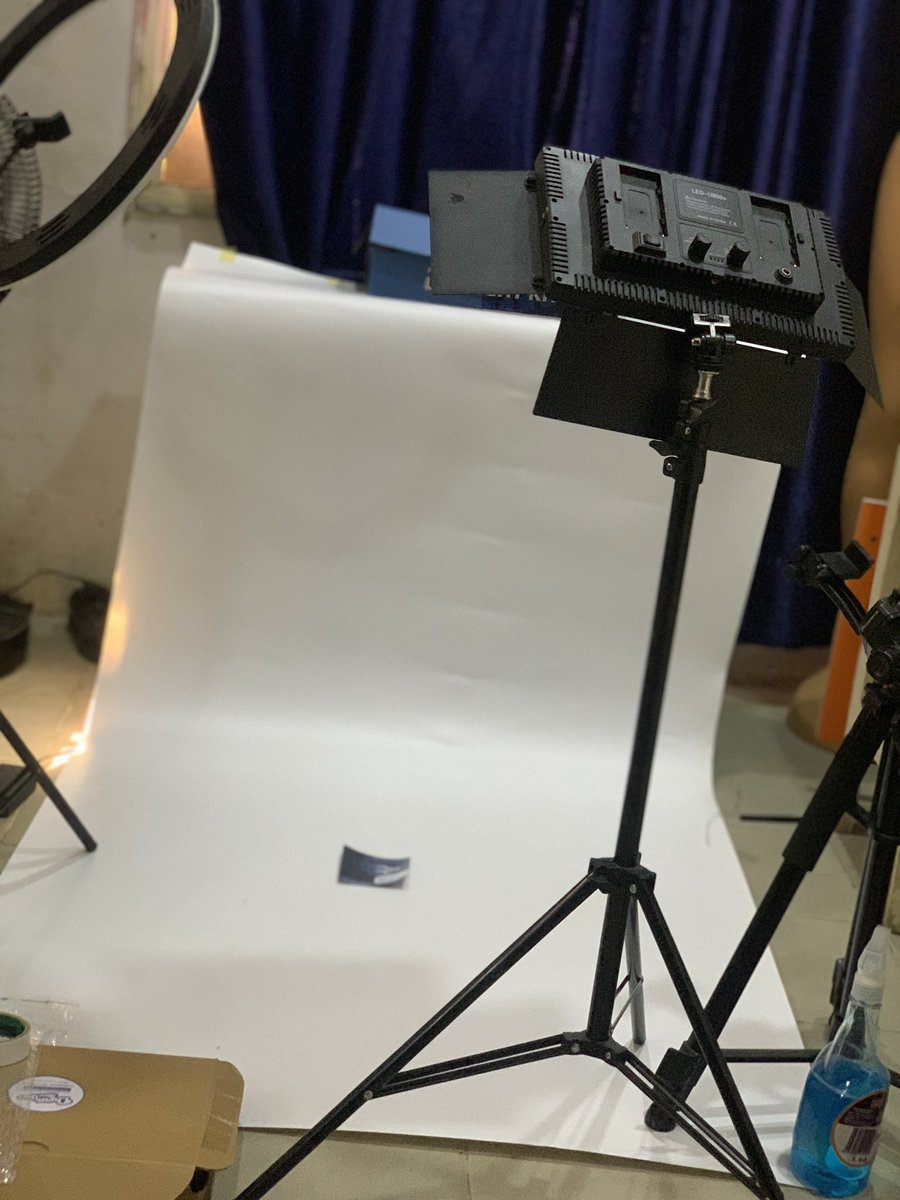 IlesanmiRafiah's tweet photo. I currently don’t own a camera; I create with my iPhone 14 Pro, which is also the phone I used to take this photo. If selected, this is the phone I’ll be using with the gimbal to create content for Durashotit and my brand, @Dura_Glamstore . https://t.co/BmQ13bBxda